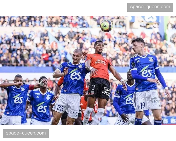 老将拉卡泽特梅开二度，率领里昂客场艰难取胜