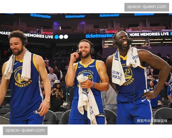 场边花絮：格林与裁判争论吃到技犯，库里上前将其拉开。