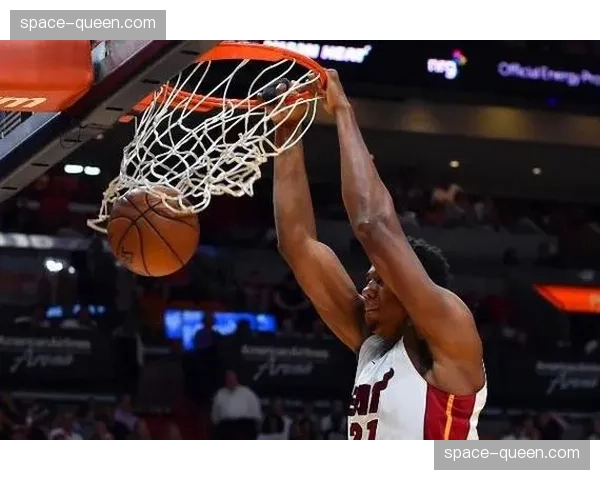 战术板：福建队如何依靠联盟顶级的进攻效率弥补防守端的不足