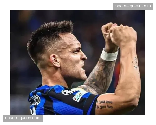 特写：绝杀后，劳塔罗冲向北看台与国米死忠共同庆祝